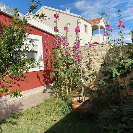 Holiday home Strandnahes Haus Lolinka Mit Schattiger Terrasse Bibinje