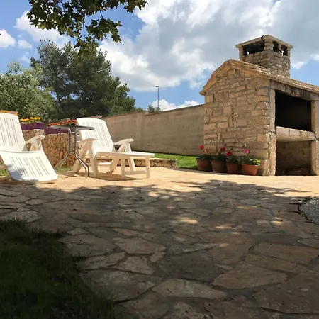 Strandnahes Haus Lolinka Mit Schattiger Terrasse * Bibinje